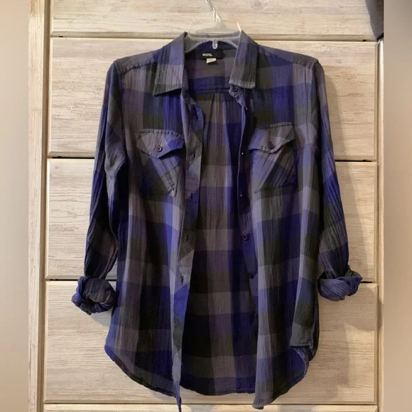 BDG (Urban Outfitters) Button Down with Textured Sleeves - Picture 4 of 5